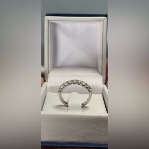 Platinum (stamped) and diamond band ⭐️ 💎
Size 6